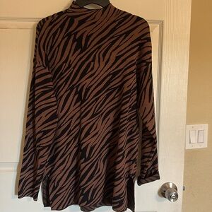 Long sleeve tiger/leopard print top.